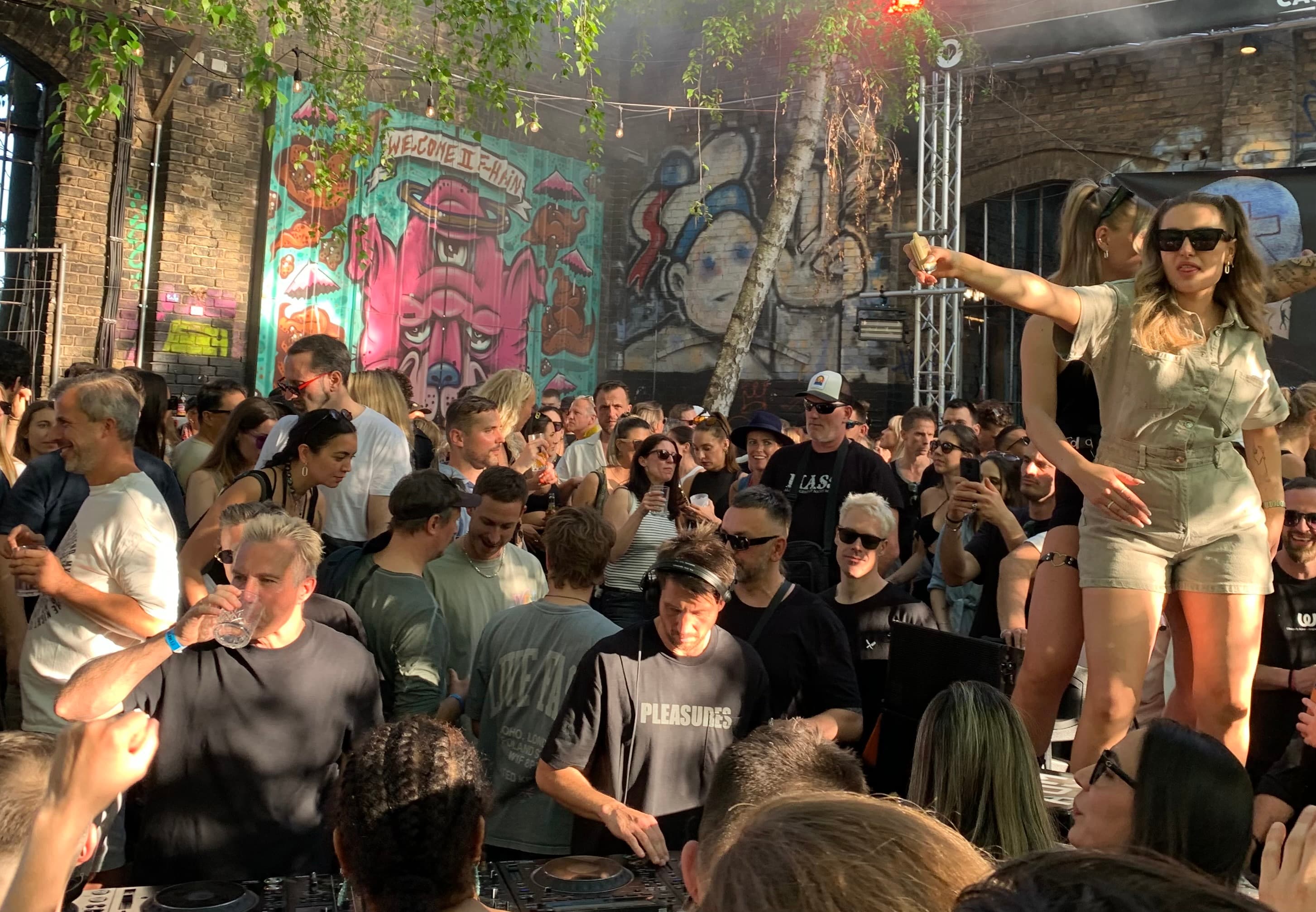 Pan-Pot tocando en Cassiopeia, Berlin, durante el encuentro del 1 de mayo de 2025